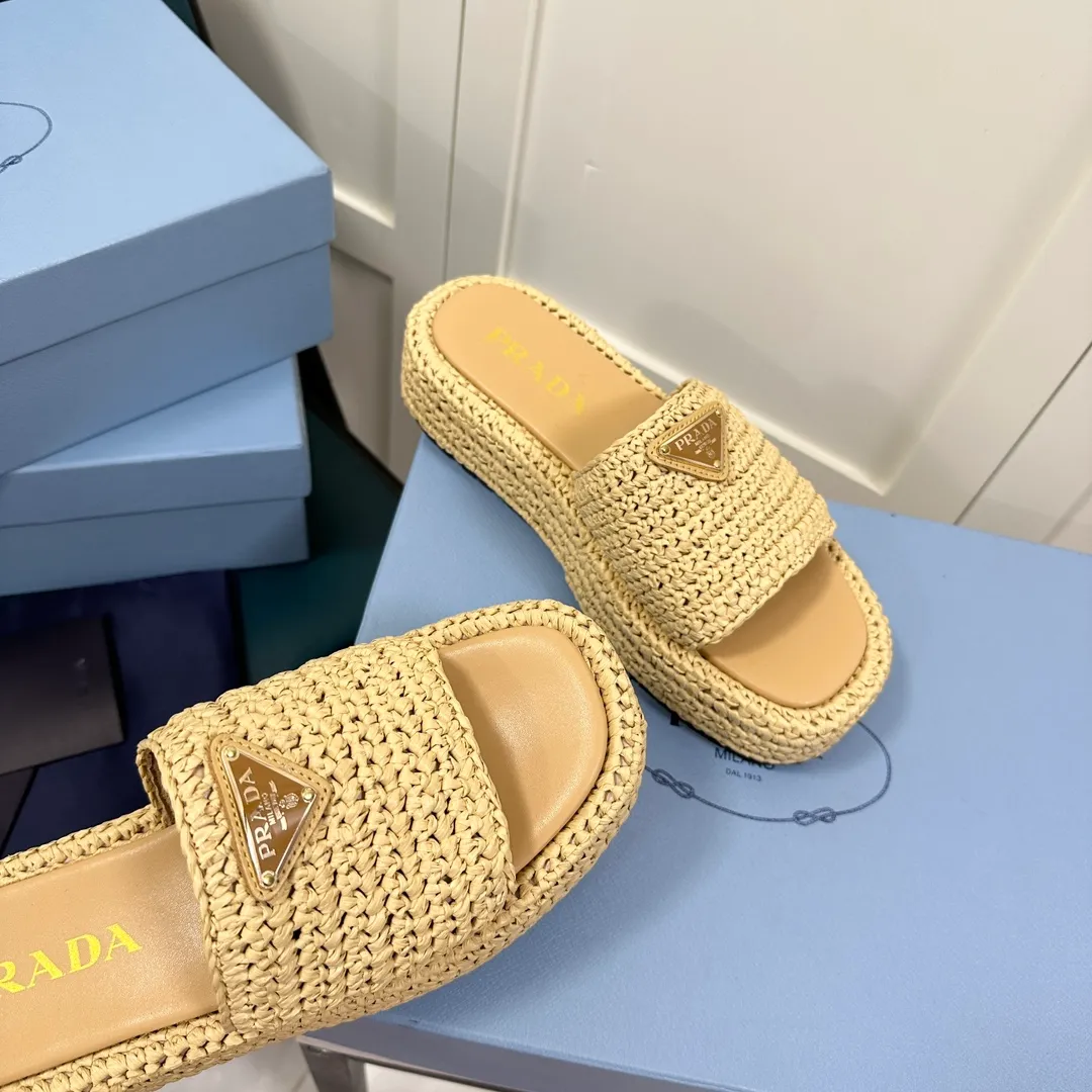 👟👟Ex-factory price 420👟👟 Prada’s new woven shoes and straw slippers! This year's popular straw series, lazy people's must-have slippers, look so good on your feet! ●Material: original uniform grass weave ●Inner padding: sheepskin lining ●Outsole: rubber outsole ●Number of yards: 35～40 (40 41 customized)